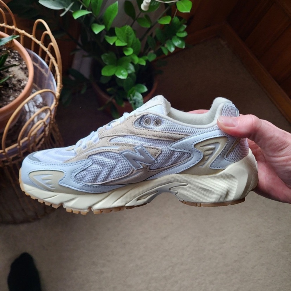 New Balance 725 “bone metallic silver”